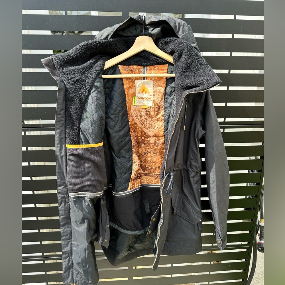Black Burton Women’s Snow Jacket in Large. Synched waste and optional style.